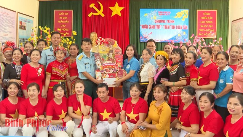 Thắm tình “quân - dân” đón tết cùng Trạm ra đa 17