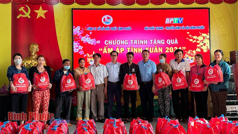 Thêm 100 phần quà “Ấm áp tình xuân 2024” đến với Bù Đăng