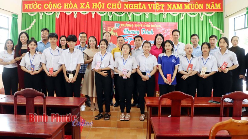 Trao 100 phần quà tết cho học sinh khó khăn trên địa bàn tỉnh
