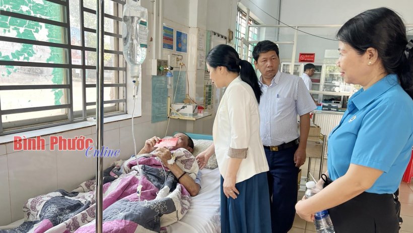 Trao quà tết cho bệnh nhân đang điều trị tại bệnh viện và các trung tâm y tế