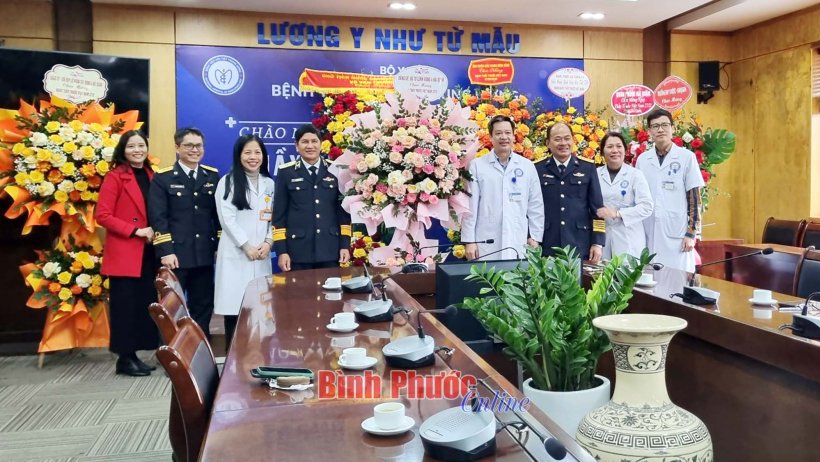 Vùng 4 Hải quân thăm, chúc mừng các bệnh viện, cơ sở y tế nhân Ngày thầy thuốc Việt Nam