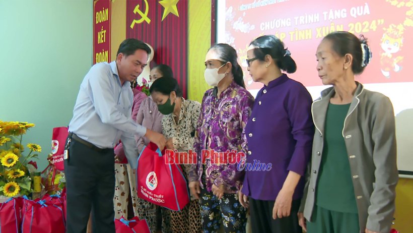 Xổ số kiến thiết Bình Phước trao quà “Ấm áp tình xuân năm 2024”