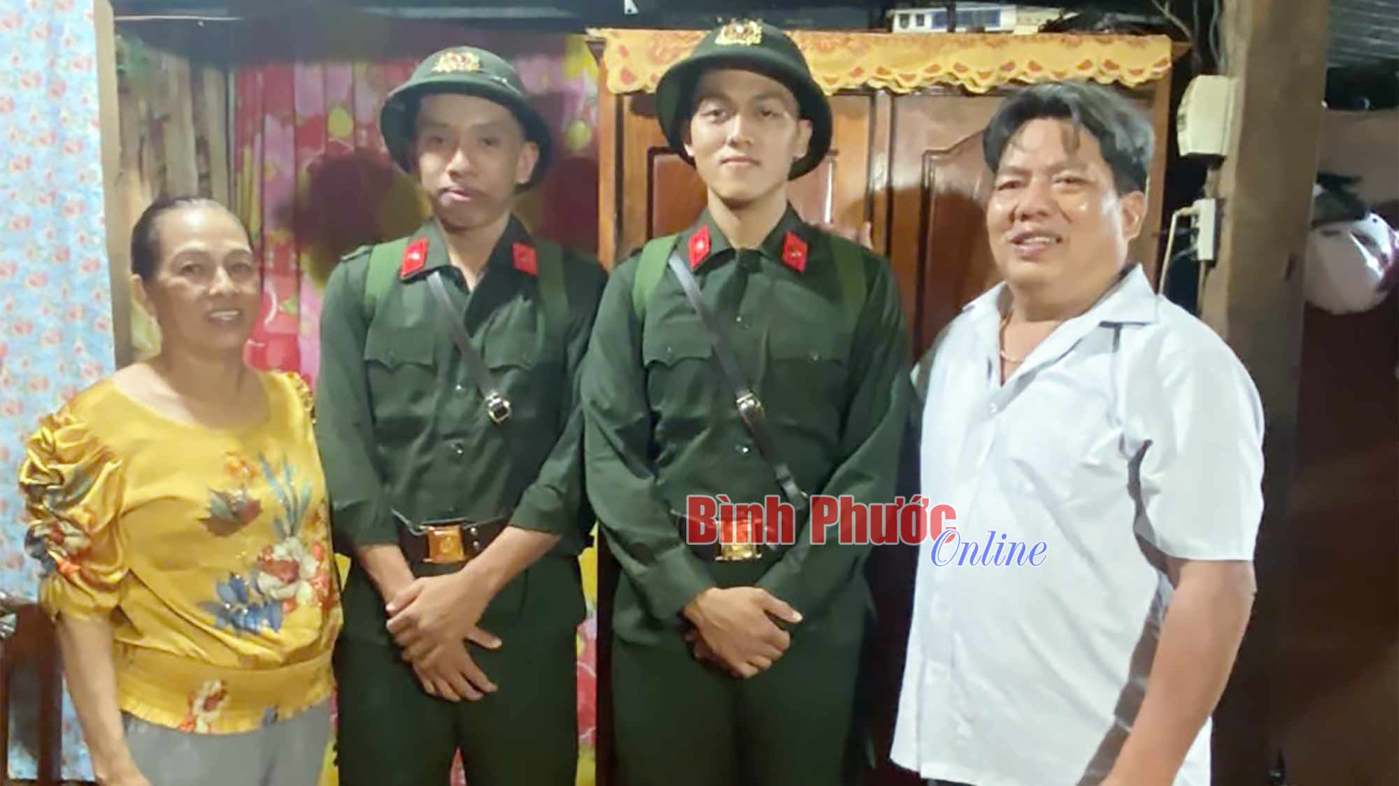 Anh em cùng nhập ngũ