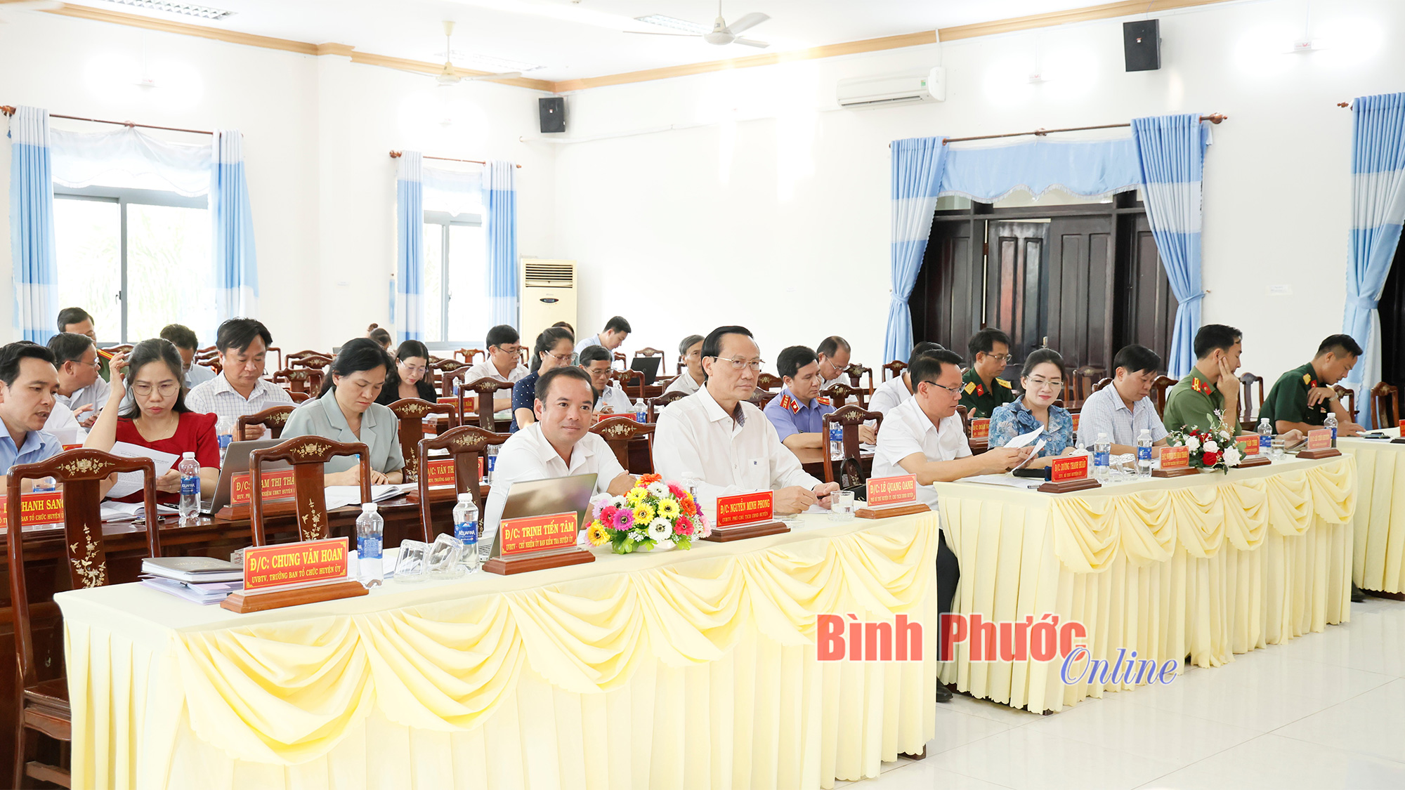 Thông qua các tờ trình về sắp xếp tổ chức bộ máy cấp huyện