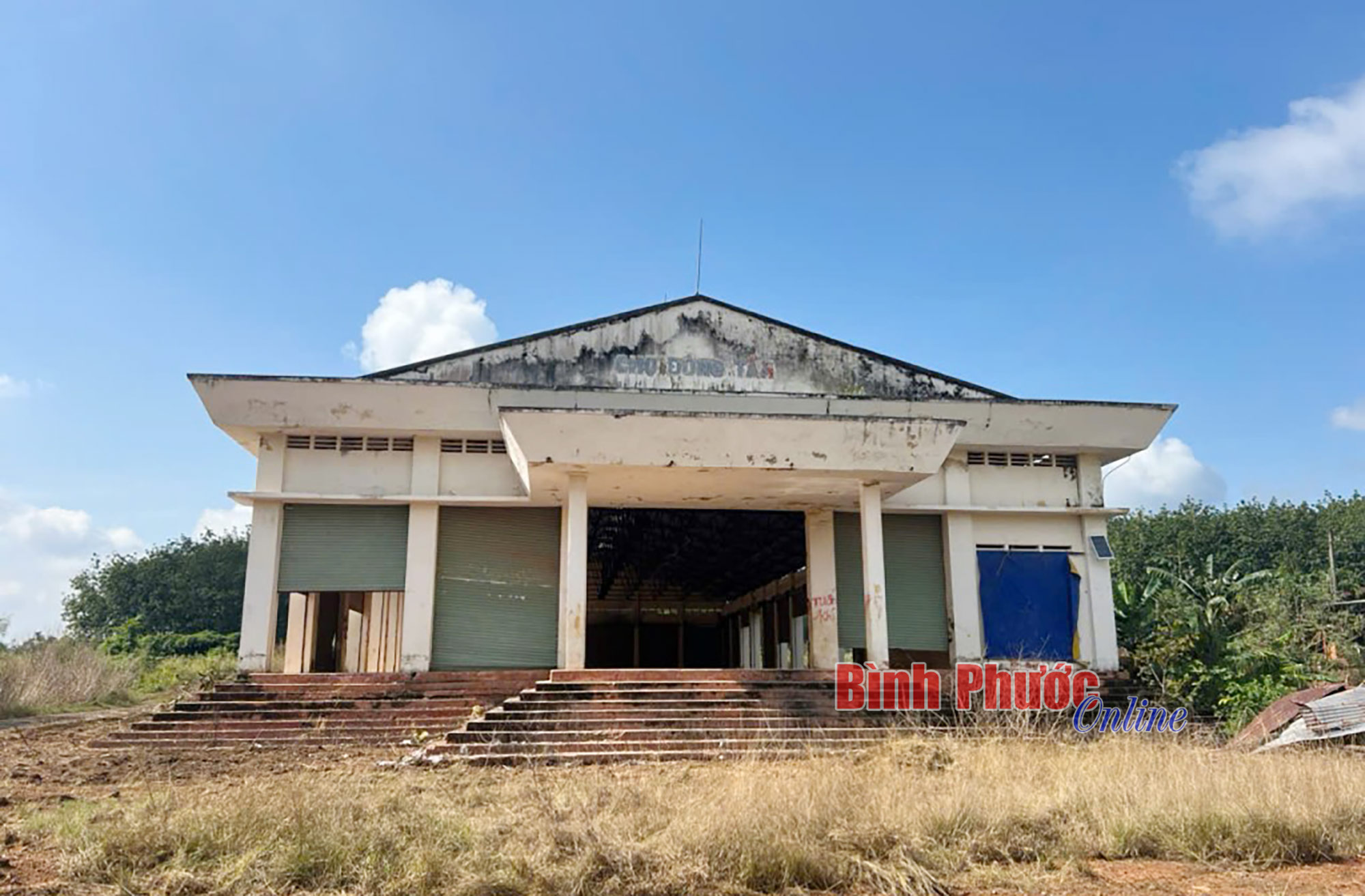 Chợ tiền tỷ vẫn “đắp chiếu”