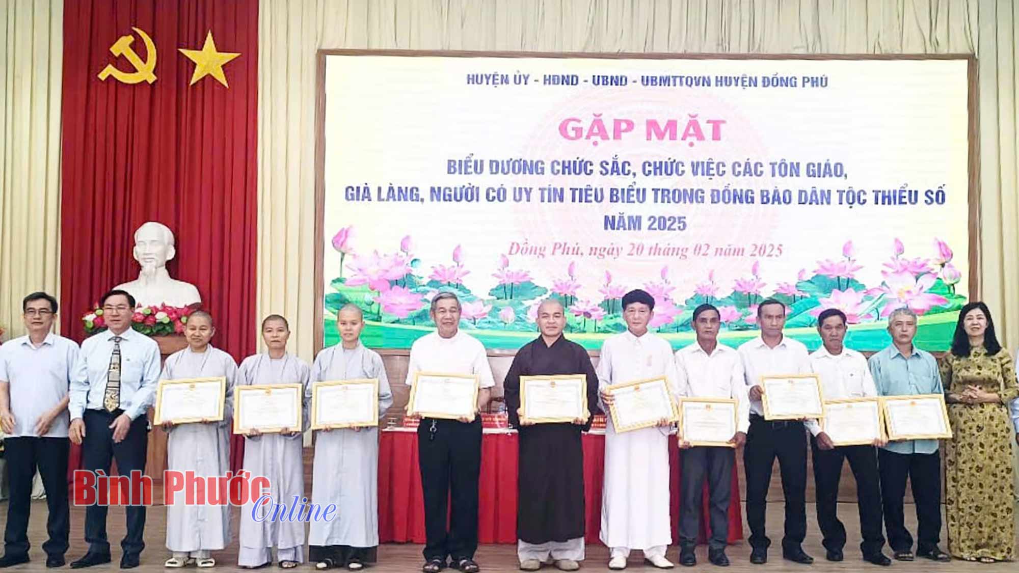 Đồng Phú biểu dương chức sắc, chức việc, già làng, người có uy tín tiêu biểu