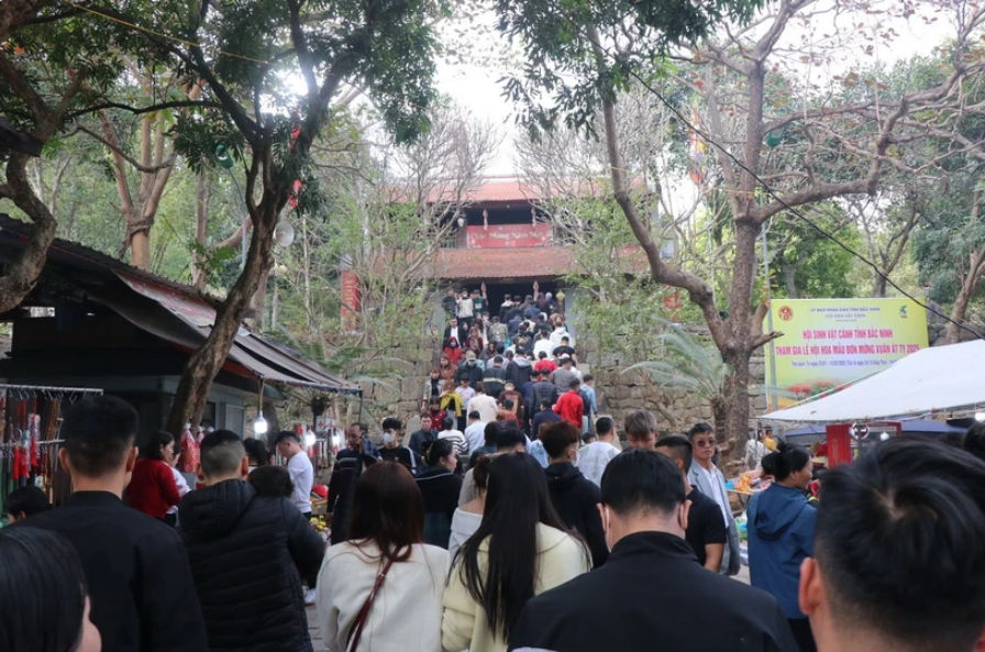 Du khách tấp nập trẩy hội chùa Phật Tích đầu năm mới