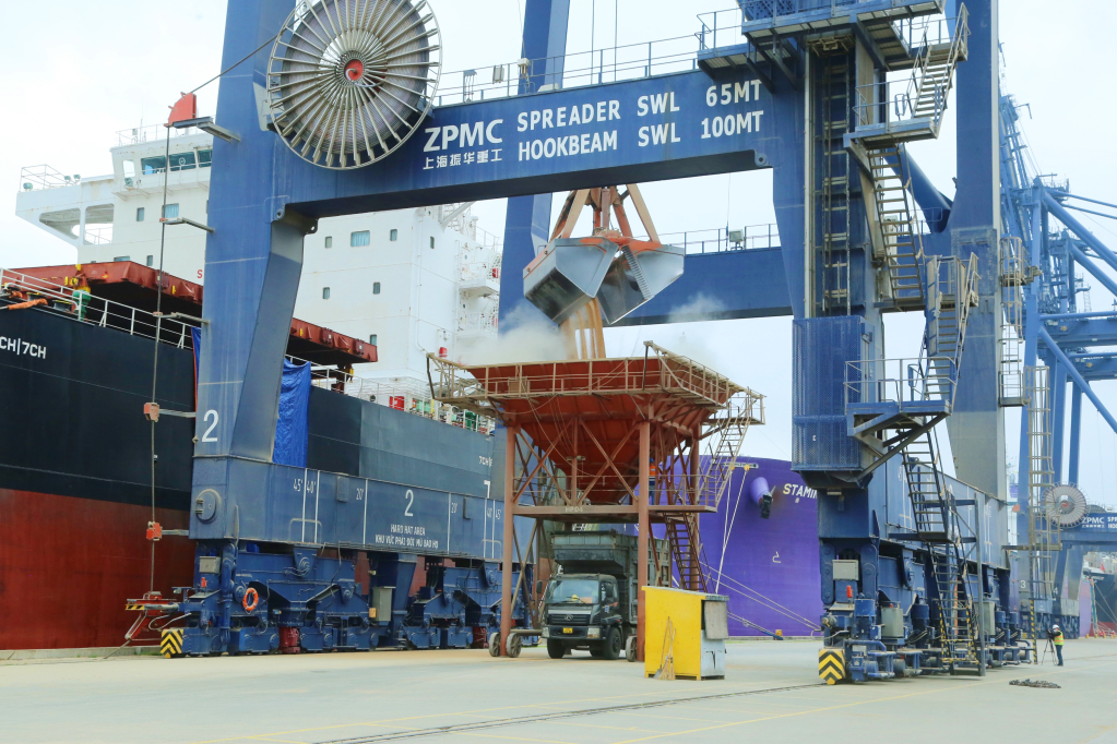 Hoạt động cảng biển nhộn nhịp đầu năm