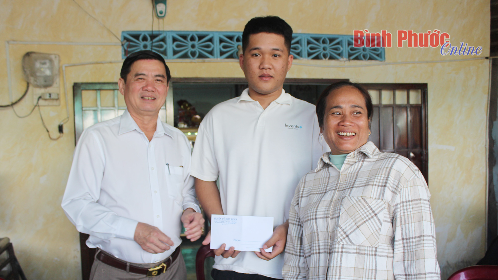 Hớn Quản: Thăm, động viên gia đình có thanh niên lên đường nhập ngũ