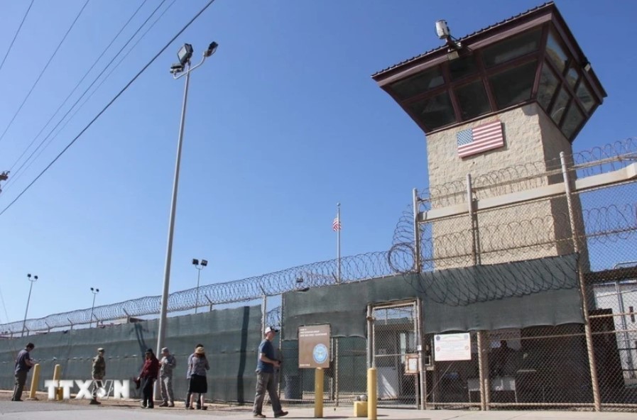 Mỹ bắt đầu chuyển người nhập cư tới căn cứ Guantanamo