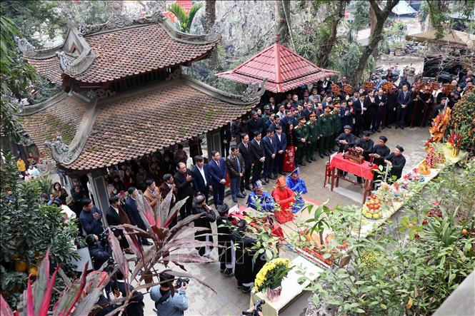 Người dân nô nức trẩy hội, du Xuân