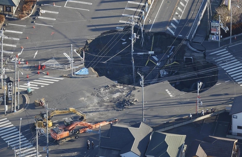 Nhật Bản nỗ lực giải cứu tài xế bị mắc kẹt hơn 72 giờ trong “hố tử thần”