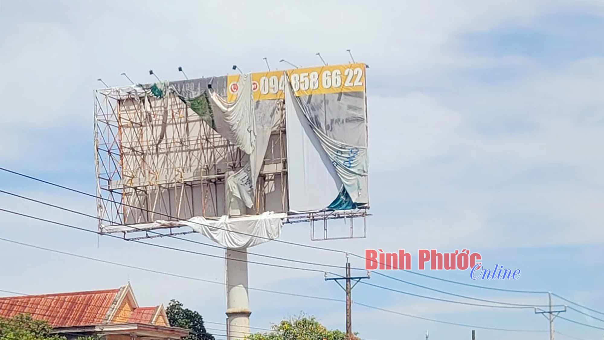 Pa nô rách nát phản cảm