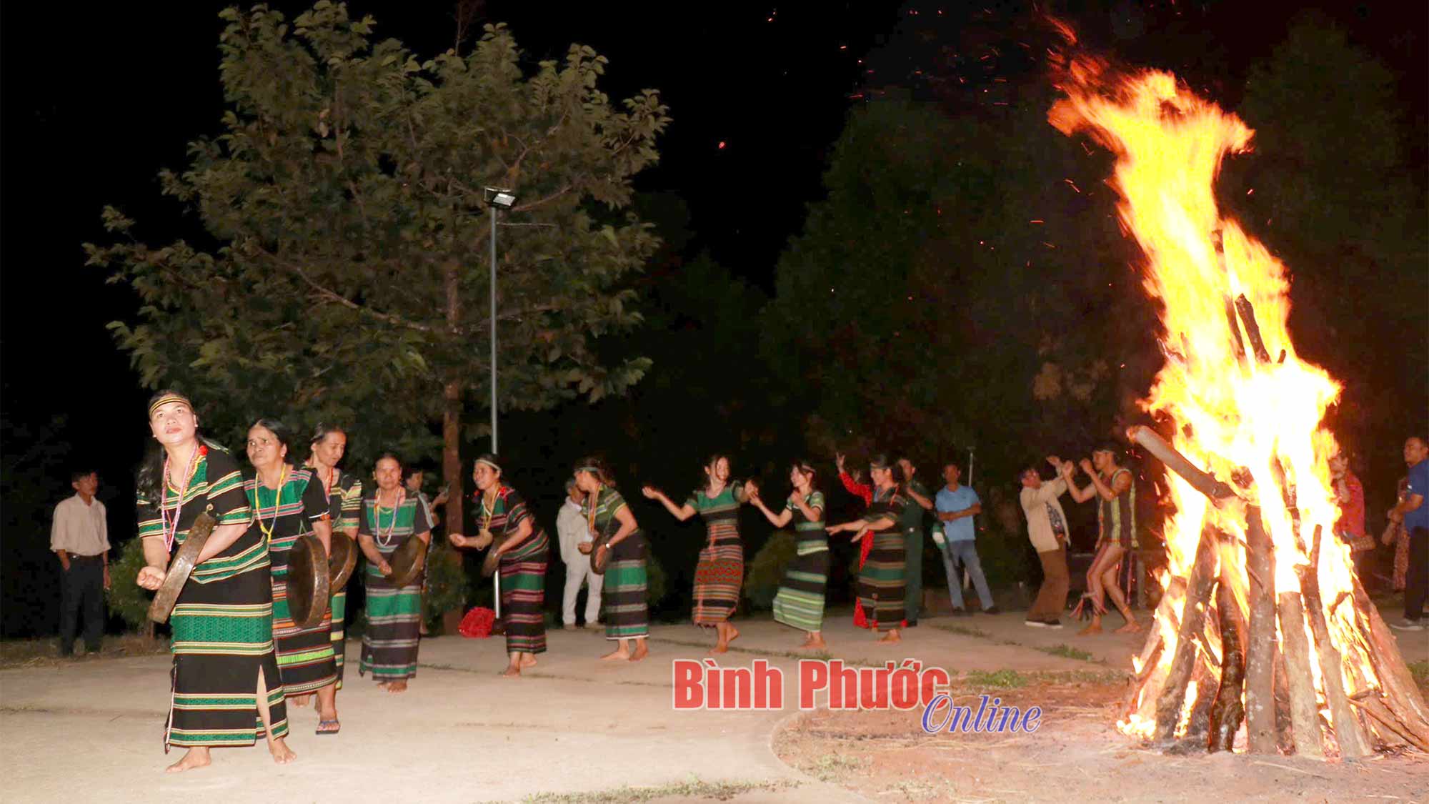 Phát triển du lịch gắn với giữ gìn văn hóa dân tộc