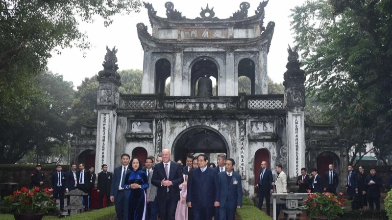 Thủ tướng Phạm Minh Chính cùng Thủ tướng New Zealand Christopher Luxon thăm Văn Miếu-Quốc Tử Giám