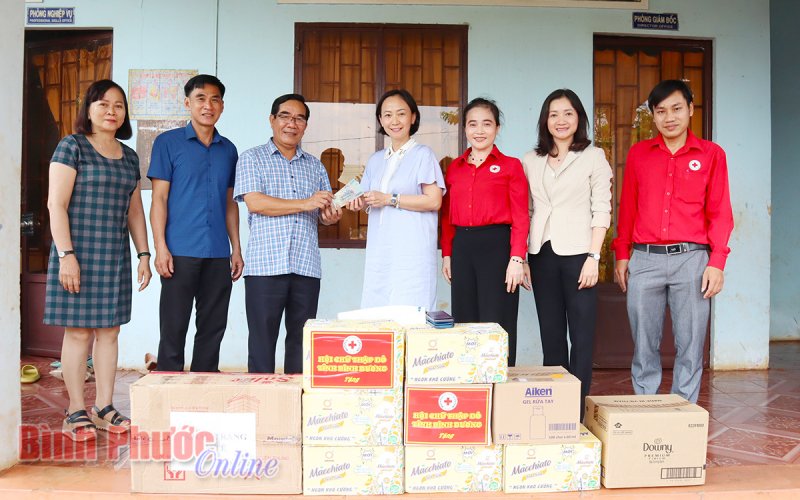 130 triệu đồng hỗ trợ Trung tâm Bảo trợ xã hội tỉnh và gia đình khó khăn