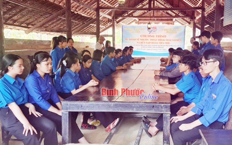 180 học sinh trường dân tộc nội trú tỉnh về nguồn