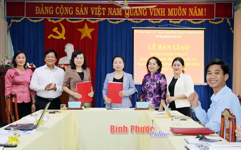 Bàn giao hồ sơ ứng cử đại biểu Quốc hội khóa XV và HĐND tỉnh nhiệm kỳ 2021-2026
