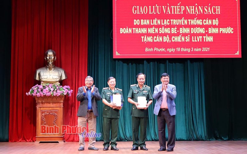 Ban liên lạc thanh niên Sông Bé - Bình Dương - Bình Phước giao lưu, tặng sách cán bộ, chiến sĩ lực lượng vũ trang tỉnh