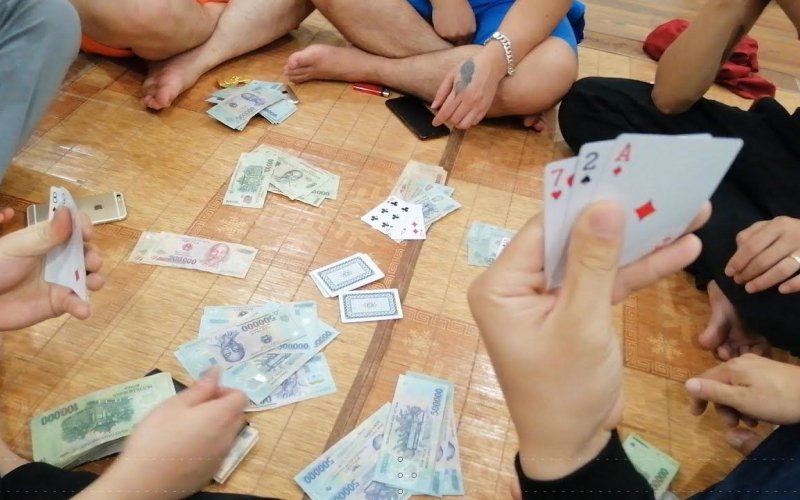 Bắt quả tang 9 con bạc