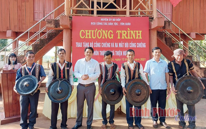 B&ugrave; Đốp ra rắt đội cồng chi&ecirc;ng th&ocirc;n Thiện Cư