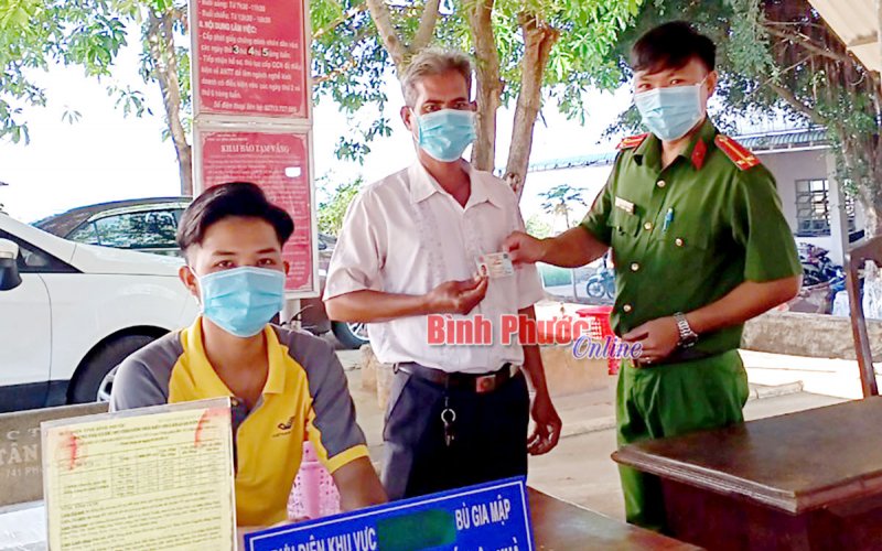 Bù Gia Mập: 100 người đầu tiên được cấp căn cước công dân điện tử