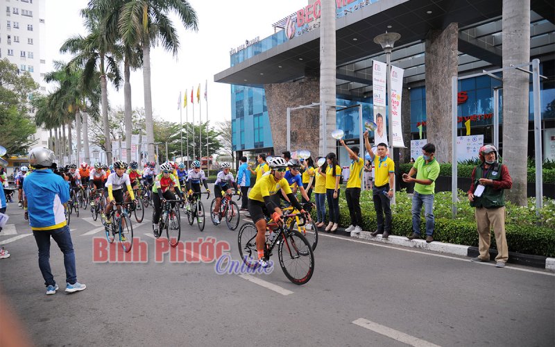 Chặng 2 Giải xe đạp nữ Biwase Cup 2021: Các cua-rơ Tập đoàn Lộc Trời tiếp tục thống trị các danh hiệu