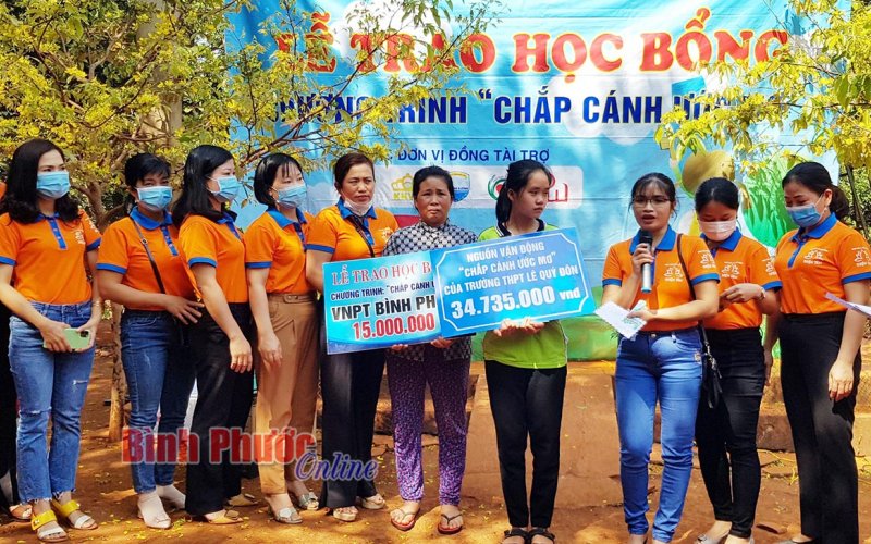 “Chắp cánh ước mơ” cho trò nghèo học giỏi