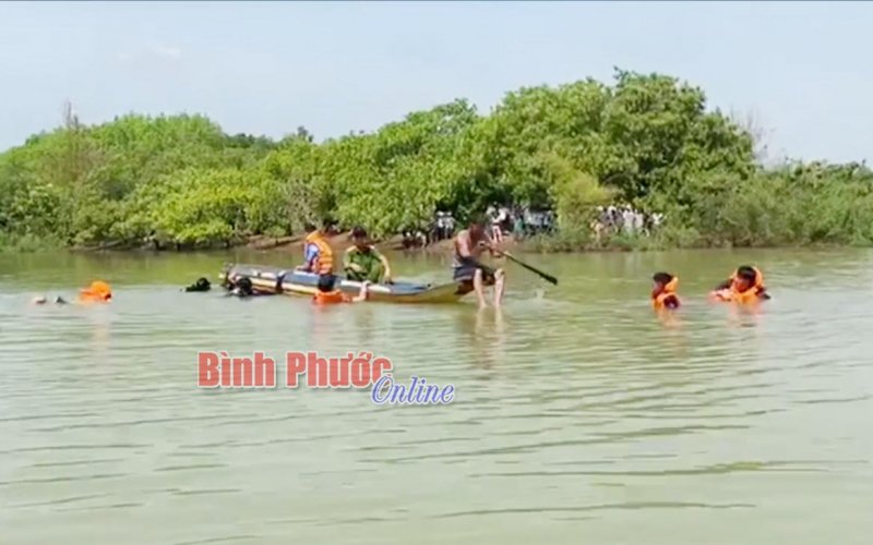 Chèo ghe ra tắm hồ, một thanh niên chết đuối