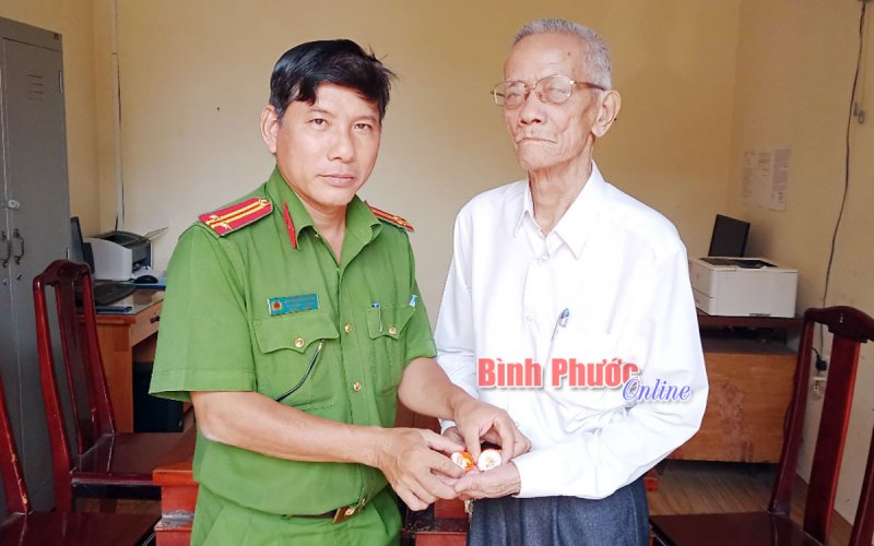 Cụ ông 87 tuổi làm rơi 3,5 chỉ vàng đã được nhận lại