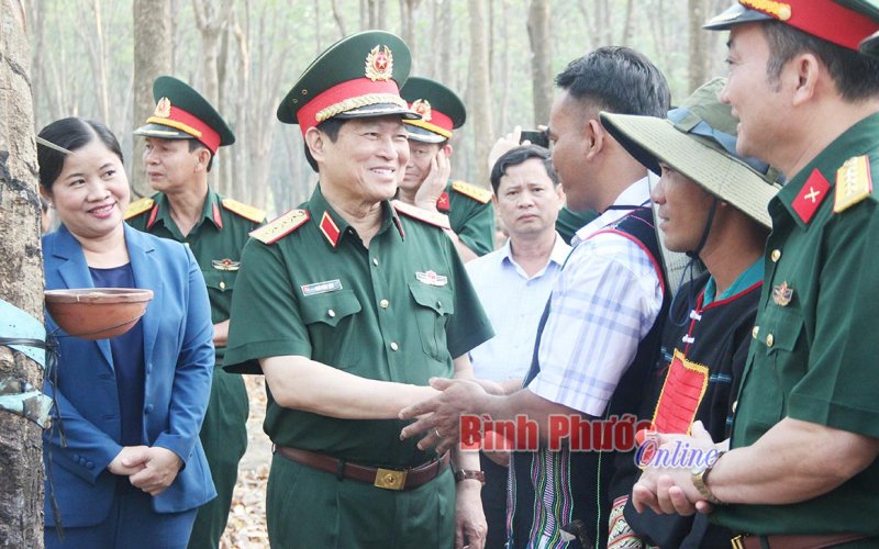 Đại tướng Ngô Xuân Lịch thăm Đội sản xuất số 1, Trung đoàn 717