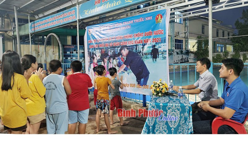 Dạy bơi và kỹ năng phòng, chống đuối nước cho thiếu nhi có hoàn cảnh khó khăn