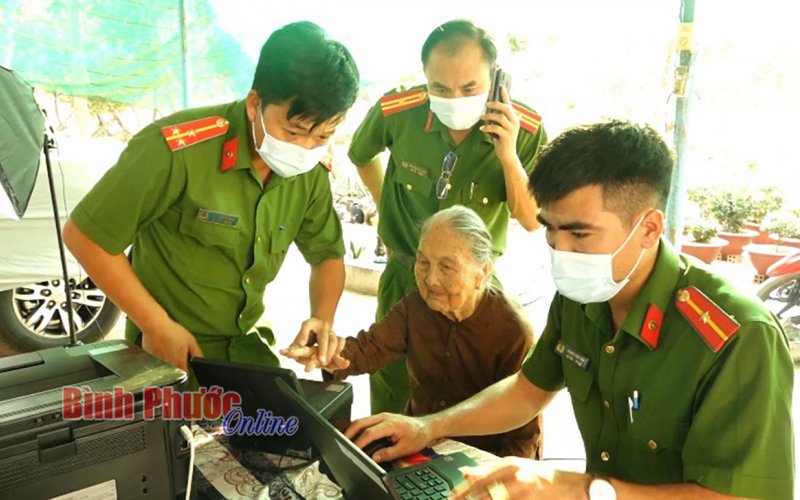 Đến tận nhà cấp căn cước công dân cho Mẹ Việt Nam Anh hùng