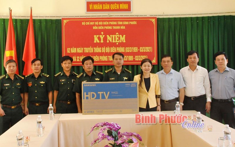 Đoàn đại biểu Quốc hội tỉnh tặng quà các đơn vị lực lượng vũ trang 