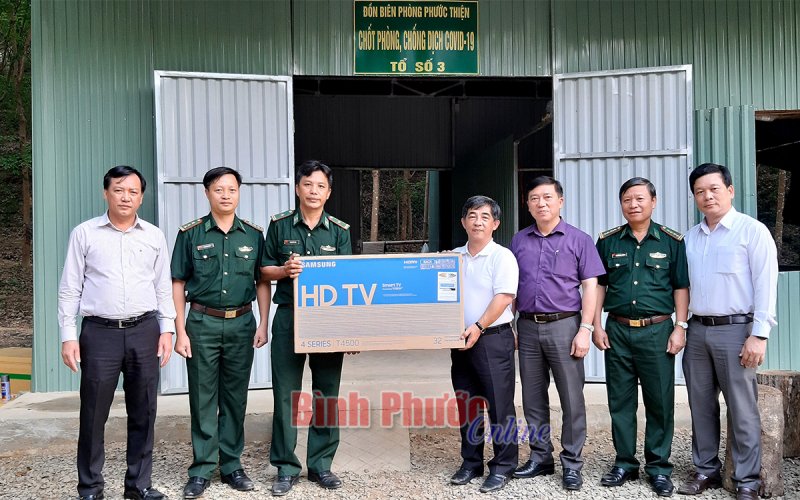 Đoàn đại biểu Quốc hội tỉnh thăm, tặng thiết bị nghe nhìn các đồn biên phòng