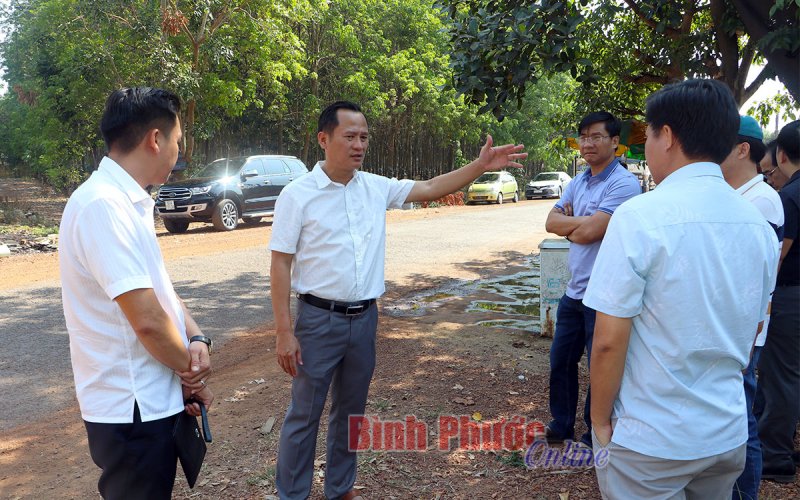 Khảo sát thực địa cắm mốc tuyến đường dân cư ấp 1 và 2, Tiến Hưng