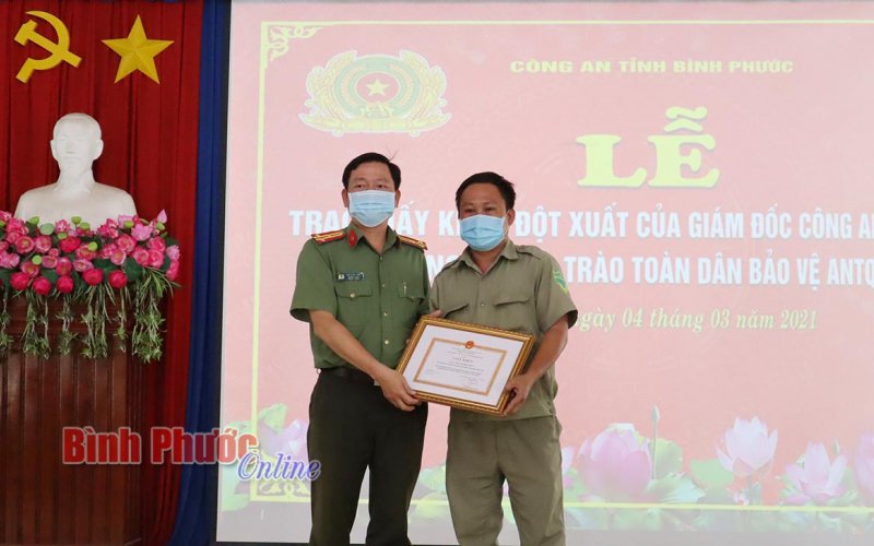 Khen thưởng bảo vệ dân phố khống chế đối tượng có vũ khí