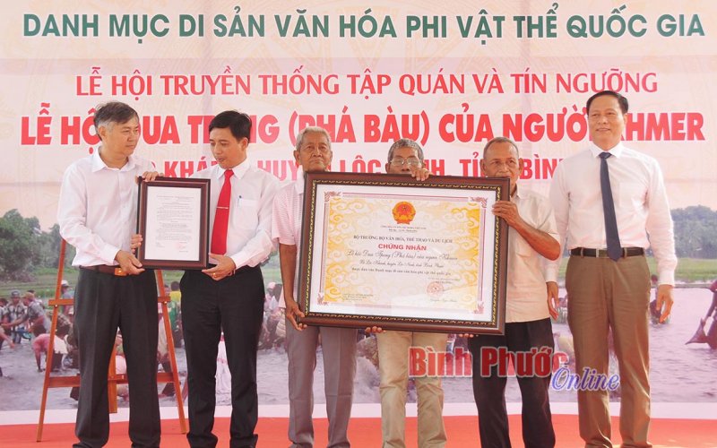 Lễ hội Ph&aacute; b&agrave;u được c&ocirc;ng nhận di sản phi vật thể quốc gia