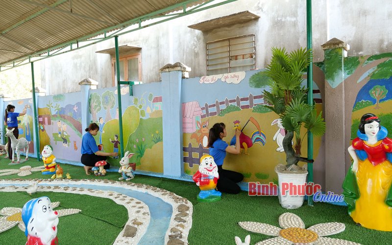 Lộc Ninh: Trụ điện “nở hoa”