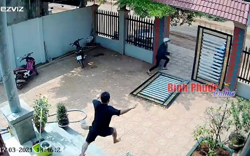 Phá sập cửa cổng để trộm xe, bị phát hiện còn manh động đánh trả