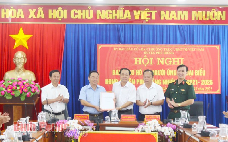 Phú Riềng bàn giao hồ sơ người ứng cử đại biểu HĐND nhiệm kỳ 2021-2026