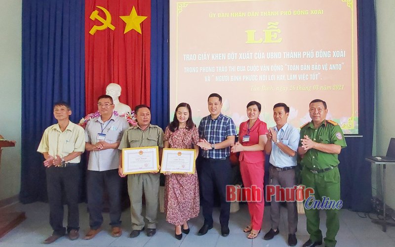 Tặng giấy khen 2 công dân tiêu biểu trong phong trào "Người Bình Phước nói lời hay, làm việc tốt"