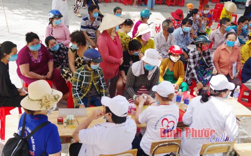 Tỉnh đoàn Bình Phước phối hợp khám, cấp phát thuốc miễn phí cho người nghèo đảo Nam Du