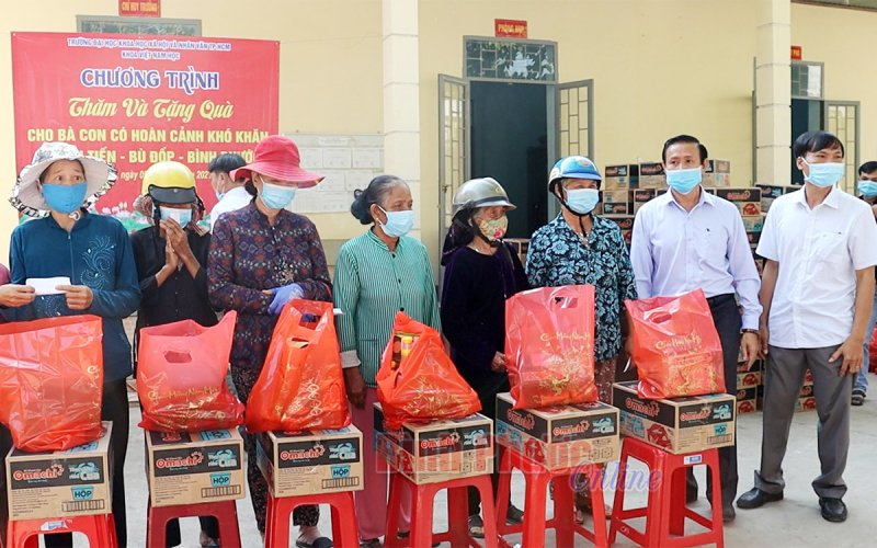 Trao 100 phần quà cho hộ nghèo xã Tân Tiến