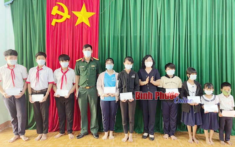 ​Trao 20 suất học bổng khuyến học - khuyến tài cho học sinh nghèo huyện Bù Đốp