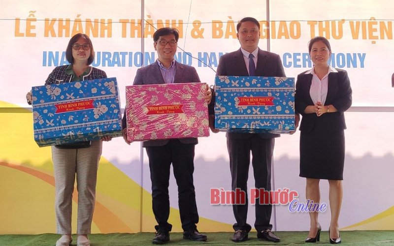 Trường tiểu học Tân Thành B, huyện Bù Đốp được trao tặng thư viện trị giá 400 triệu đồng 