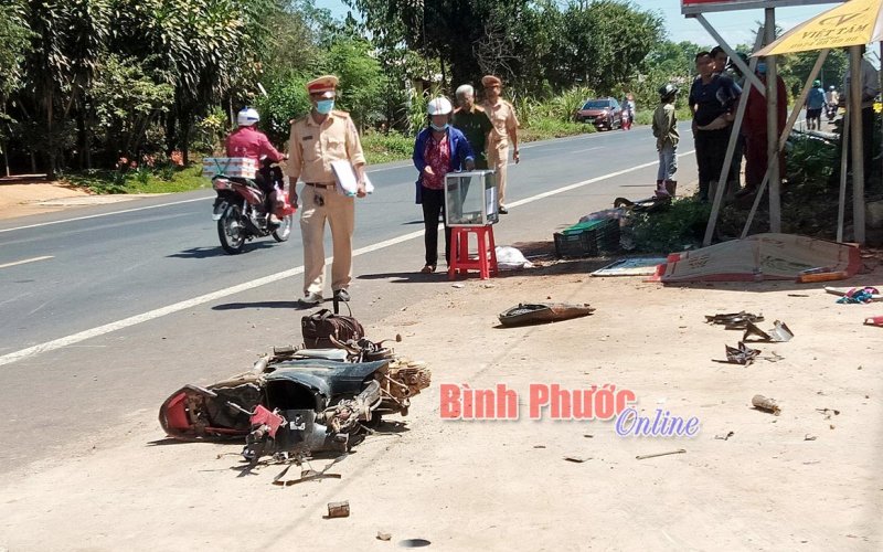 Va chạm xe ô tô tải, vợ chồng trẻ tử vong tại chỗ