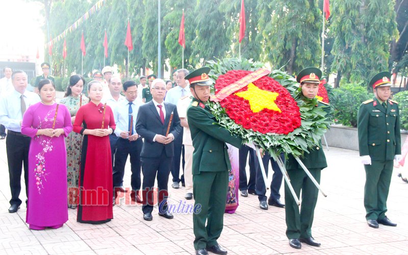 Viếng nghĩa trang liệt sĩ nhân kỷ niệm 46 năm Ngày giải phóng Bình Phước