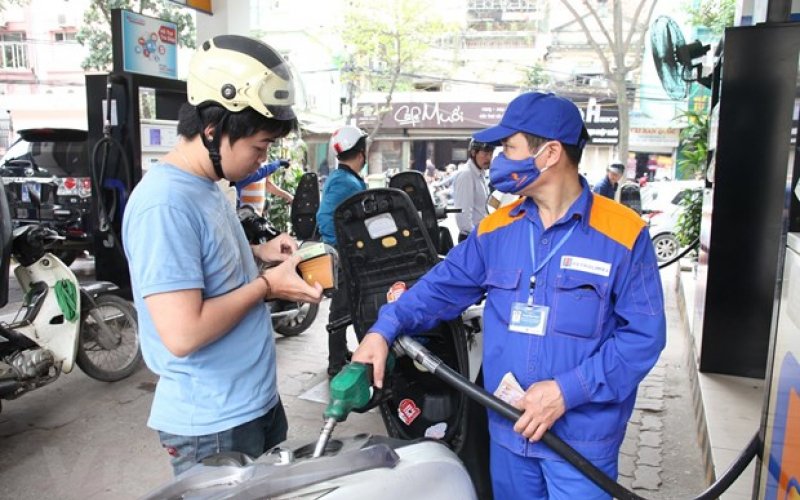 Xăng RON95-III tăng thêm 165 đồng, giá bán vượt 19.000 đồng mỗi lít