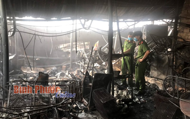 “Bà hỏa” thiêu rụi hơn 60 ki ốt trong chợ Thanh Lương